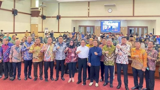 Bupati Barru Suardi Saleh mengikuti rapat koordinasi penanganan pemulihan ekonomi dan inflasi di Kantor Gubernur Sulawesi Selatan (Foto: Istimewa).