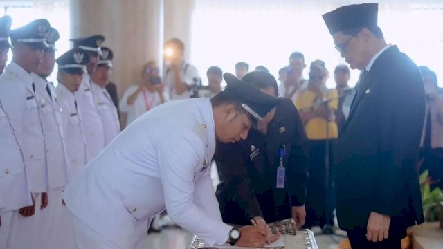 Suardi Saleh lantik 28 kepala desa di Kabupaten Barru (Foto: Istimewa).