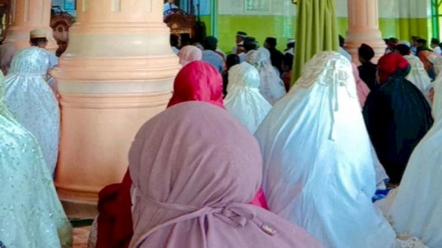 Pembacaaan Sambutan Bupati Bulukumba oleh panitia masjid, Kamis (29/06/2023). Foto:: Sri Nabila Safnas