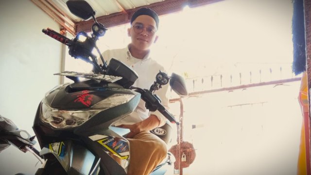 Herul dengan motor Honda BeAT Street miliknya (Foto: Sri Wahyu DIastuti/Sulselsatu.com).