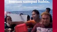VIDEO: Terombang-ambing di Tengah Laut, Penumpang Ini Malah Pakai Sunscreen
