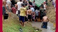VIDEO: Warga Berebut Minyak Goreng Tumpah ke Sungai akibat Truk Tangki Terjungkal