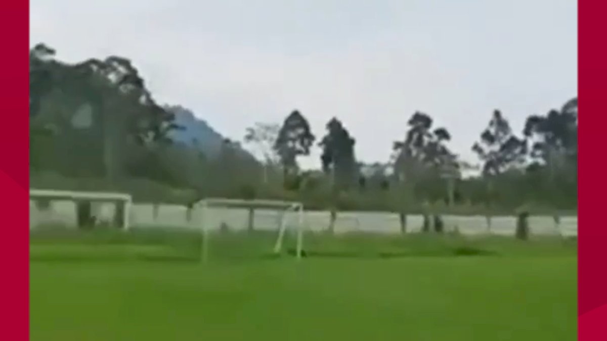 VIDEO: Detik-detik Tembok Lapangan Senilai Rp700 Juta Roboh Diterjang Angin Heli Tim Jokowi
