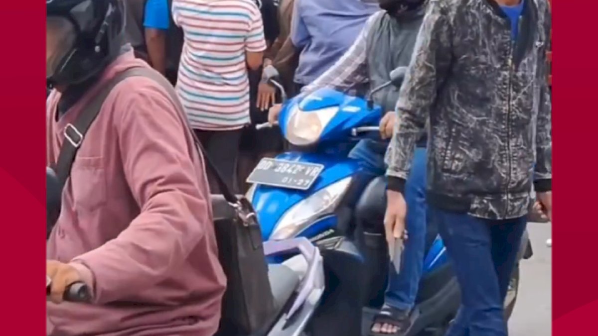 VIDEO: Tragis, Pengendara Motor Meninggal di Tempat Akibat Tabrakan dengan Truk Kontainer