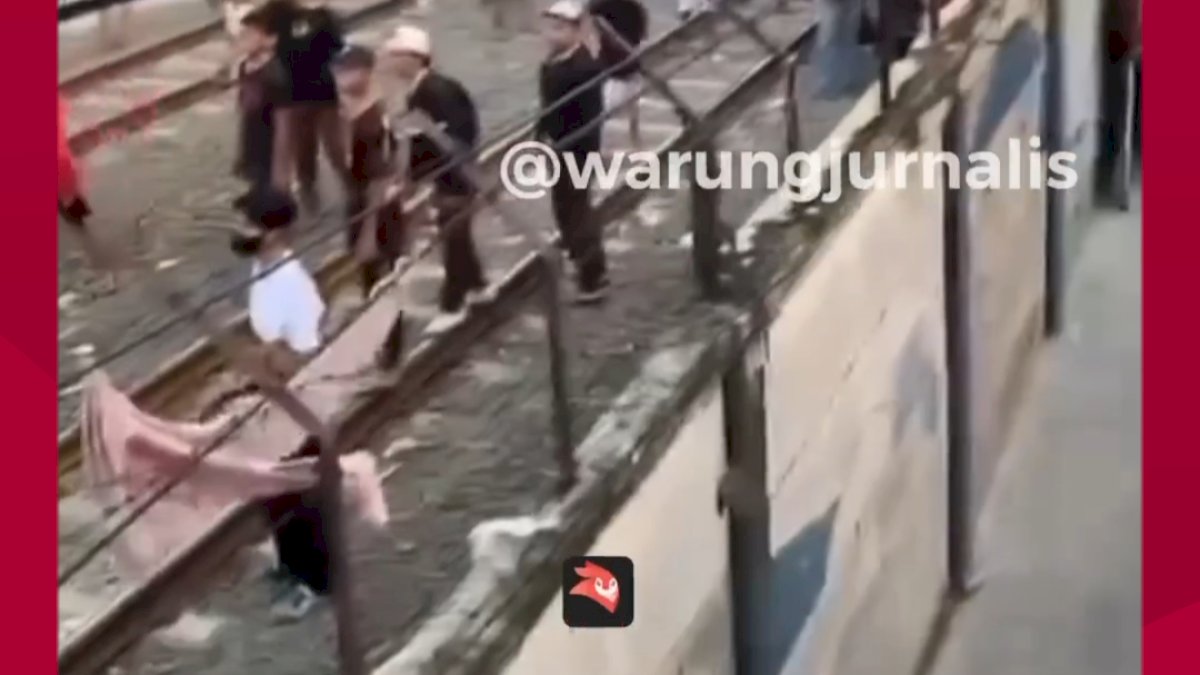 VIDEO: Tawuran Remaja di Perlintasan Rel, Kereta Api sampai Berhenti