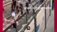 VIDEO: Tawuran Remaja di Perlintasan Rel, Kereta Api sampai Berhenti