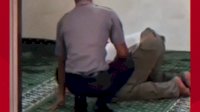 VIDEO: Pria Ini Dikira Meninggal saat Sholat, Ternyata Hanya Tidur karena Kecapean