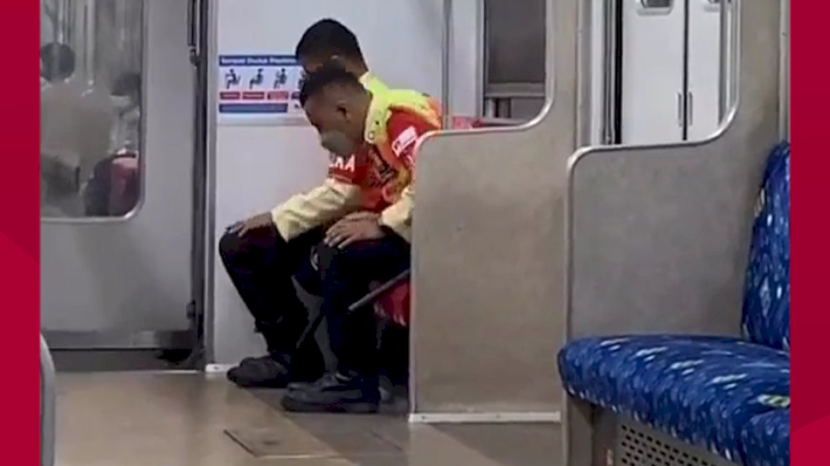 VIDEO: Aksi Mengharukan Petugas Commuter Line Salat di Dalam Gerbong