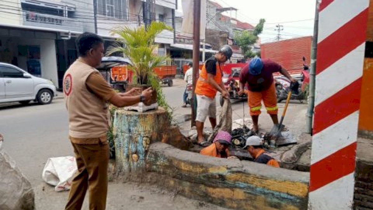 Plt Camat Makassar Pimpin Pembersihan Saluran Drainase Cegah Banjir