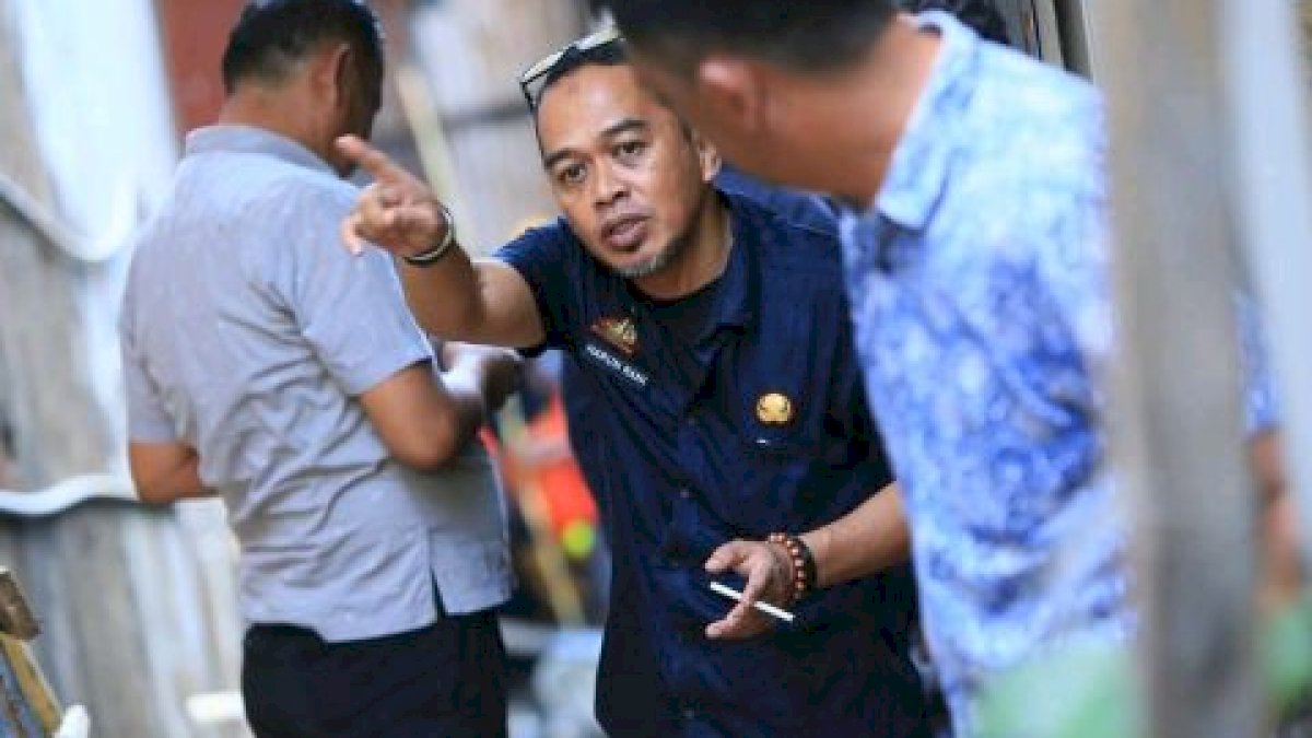 Plt Camat Makassar Pantau Satgas Kebersihan Bersihkan Aliran Drainase Kelurahan Maricaya Baru