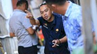 Plt Camat Makassar Pantau Satgas Kebersihan Bersihkan Aliran Drainase Kelurahan Maricaya Baru