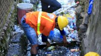 Satgas Kecamatan Makassar Bersihkan