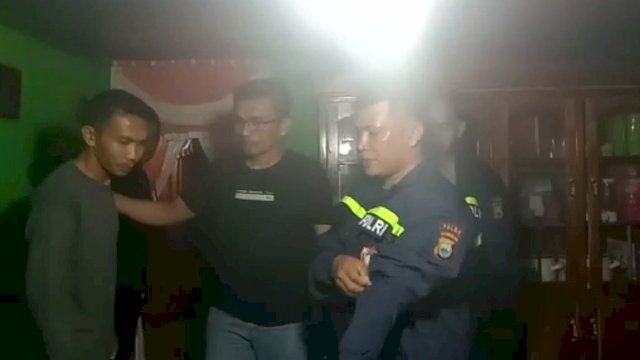 Kapolsek Batang, Iptu Baharuddin (tengah) pimpin penangkapan AH, Pelaku terduga pencurian uang milik tetangganya sendiri (Int)