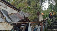 Gubernur Sulsel Gerak Cepat Beri Bantuan ke Warga yang Rumahnya Tertimpa Pohon di Parepare