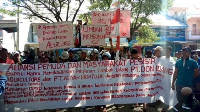 Suasan aksi unjuk depan Kantor DPRD Jeneponto (Int)