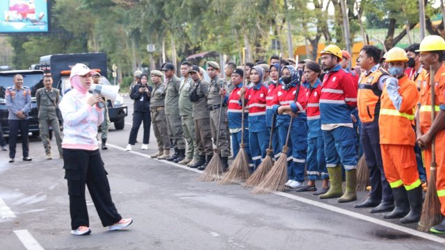 Fatmawati Rusdi ikut aktif dalam kegiatan jaga kebersihan Jumat Bersih (Foto: Istimewa)