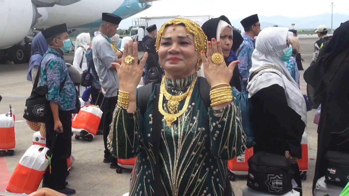 Diperiksa Bea Cukai, Aksi Pamer Emas Jemaah Haji Asal Makassar Ternyata Palsu