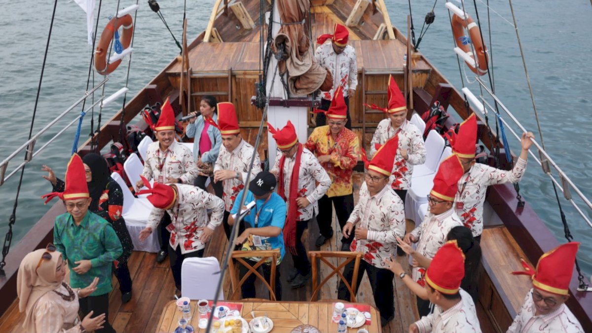 Danny Pomanto Ajak Rombongan Wali Kota se-Indonesia Keliling Pantai Losari Makassar Pakai Phinisi