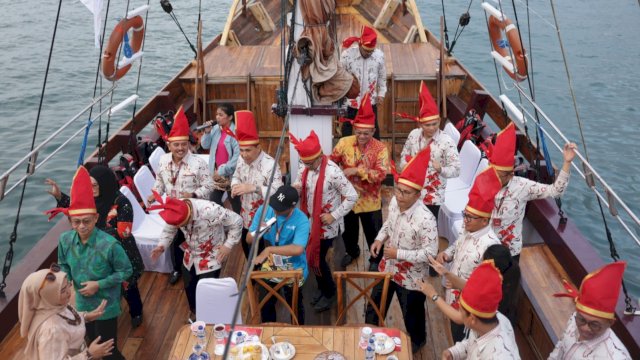 Peserta Apeksi keliling Pantai Losari menggunakan Kapal Phinisi (Foto: Istimewa)
