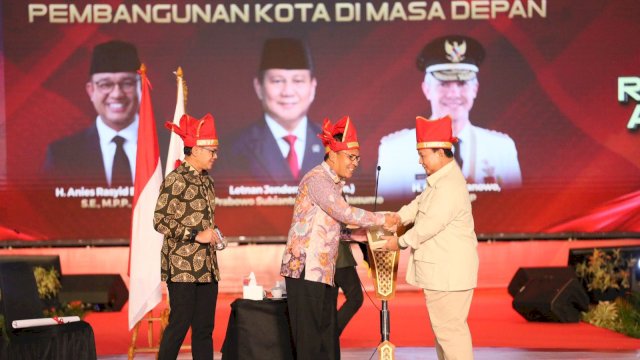 Prabowo Subianto bersama Danny Pomanto dan Bima Arya di panggung Apeksi 2023 (Foto: Istimewa)
