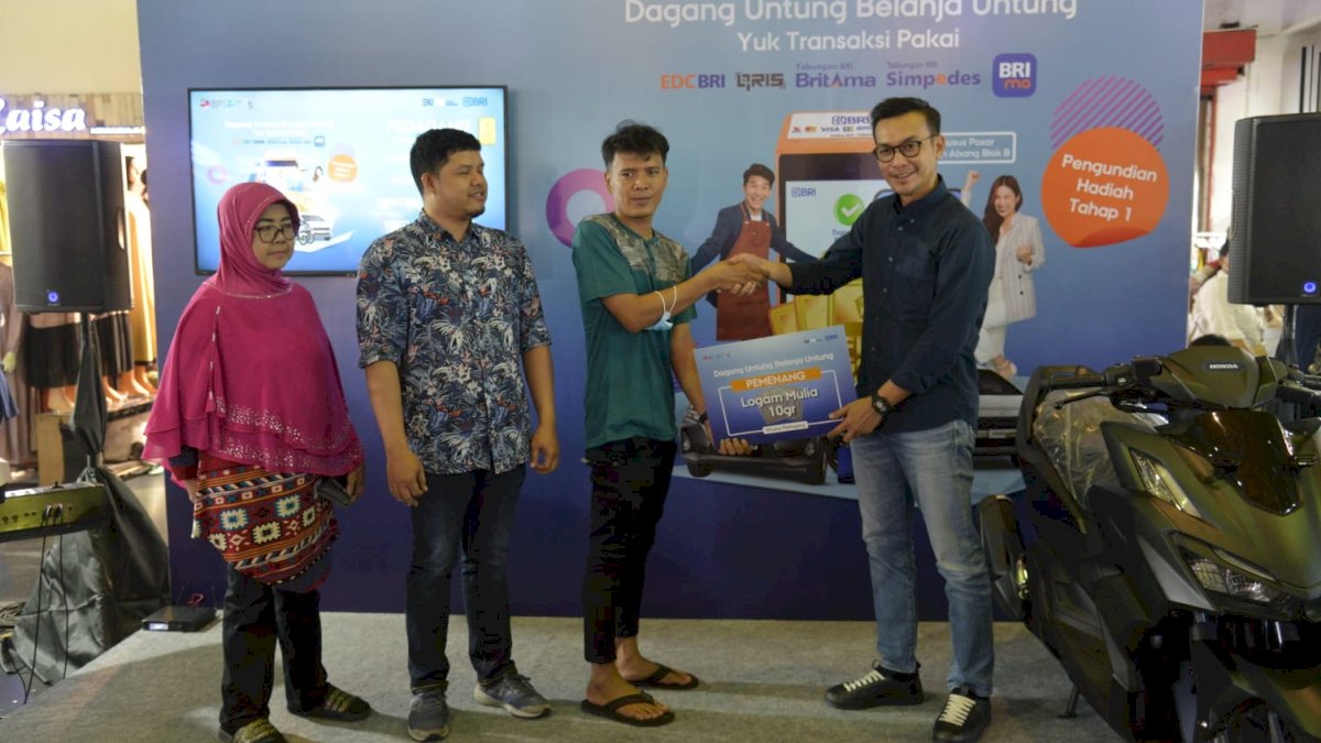 Apresiasi Nasabah, BRI Tebar Hadiah Undian Promo di Pasar Tanah Abang