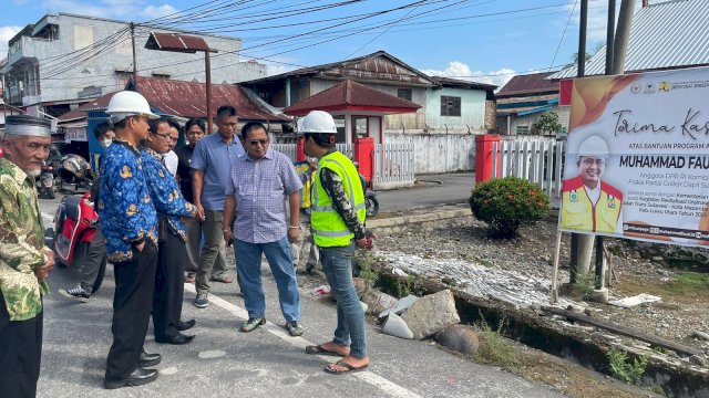 Muhammad Fauzi melakukan peninjauan pengerjaan rehabilitasi drainase jalan trans Sulawesi di Kelurahan Kappuna, Luwu Utara Senin (17/7/2023). Ist