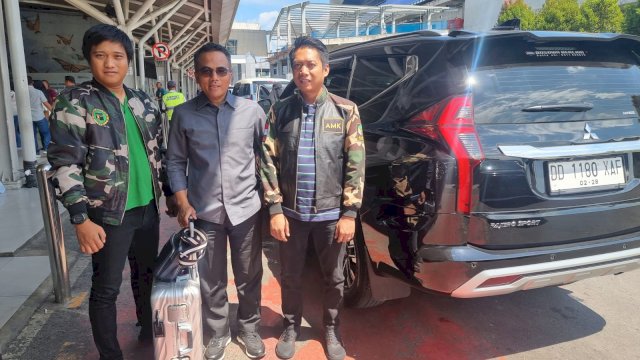 Bendahara DPC PPP Makassar Adi Novandi (kanan) bersama Sekjen DPP PPP Arwani Thomafi di Bandara Sultan Hasanuddin. Ist