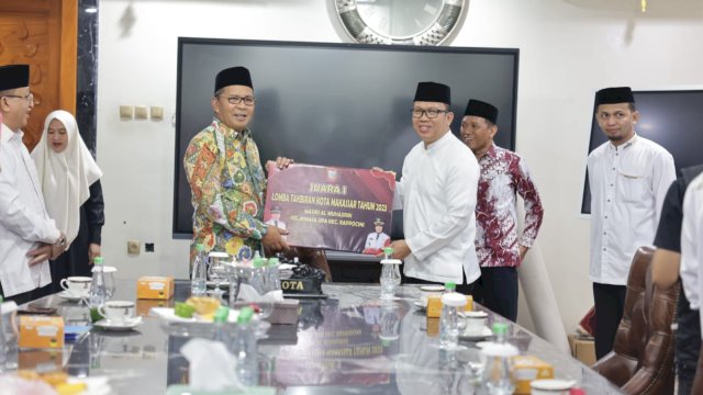 Danny Pomanto serahkan bonus kepada khalifah Makassar pemenang tilawatil Qur'an dan hadis (Foto: Istimewa)