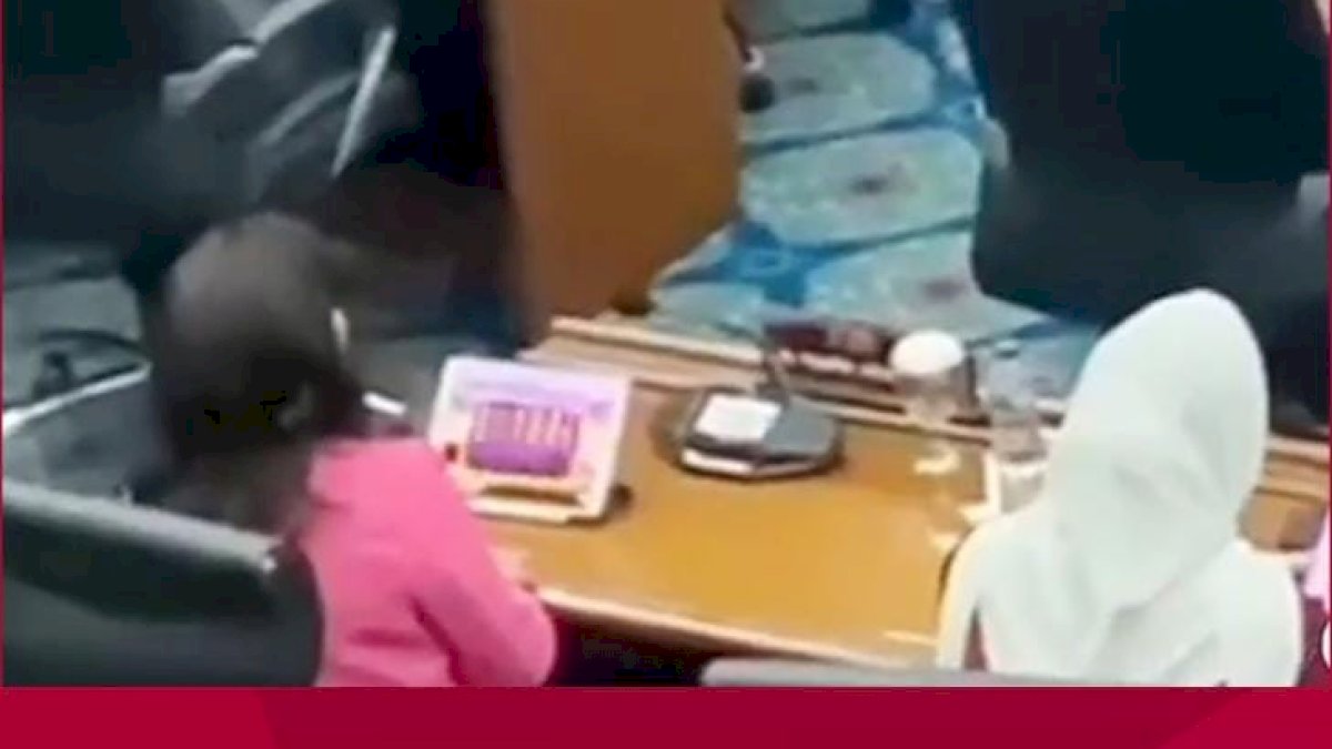 VIDEO: Waduh, Anggota DPRD DKI Ketahuan Main Game Slot saat Rapat Paripurna