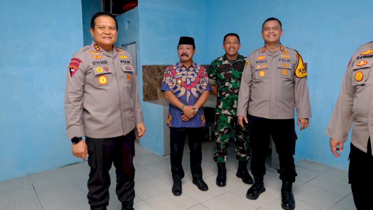 Wakil Bupati Gowa Dampingi Kapolda Sulsel Serahkan Kunci Program Bedah Rumah Polda Sulsel