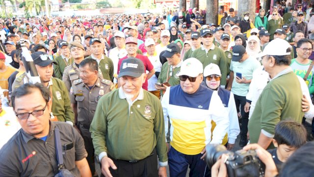Ketua umum Dekopin Nurdin Halid saat jalan santai Harkopnas ke 76 di Padang, Sumatera Barat. Ist