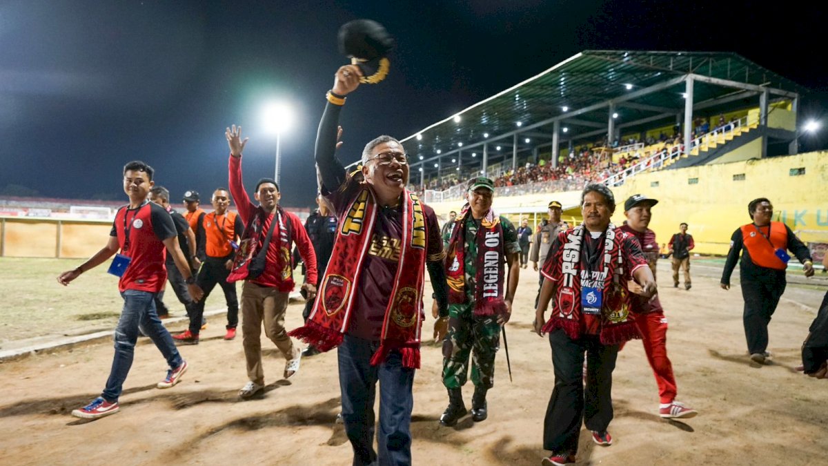Beri Jersey ke Taufan Pawe, Yakob Sayuri: Terima Kasih atas Dedikasi Untuk PSM