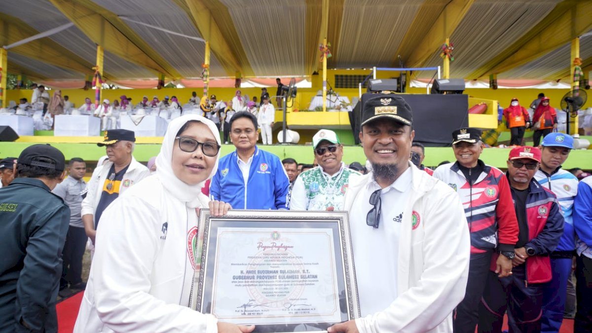 Andi Sudirman Terima Penghargaan dari PGRI Peningkatan Layanan Mutu Pendidikan dan Kesejahteraan Guru Sulsel