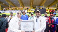 Andi Sudirman Terima Penghargaan dari PGRI Peningkatan Layanan Mutu Pendidikan dan Kesejahteraan Guru Sulsel