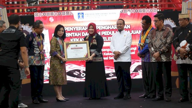 Kota Makassar raih penghargaan dari Kemenkumham RI yang diterima oleh Wakil Wali Kota Makassar Fatmawati Rusdi (Foto: Istimewa)