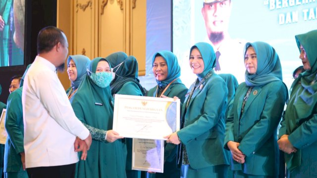 Ketua TP PKK Kabupaten Gowa Priska Paramita Adnan terima penghargaan dari TP PKK Sulsel (Foto: Istimewa)