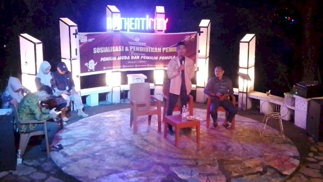 Komisioner KPU Jeneponto Divisi Sosialisasi, Parmas dan SDM, Dr. Sapriadi Saleh berikan sambutanya di acara sosialisasi pendidikan untuk pemilih muda dan Pemula (Dedi Sulselsatu.com)