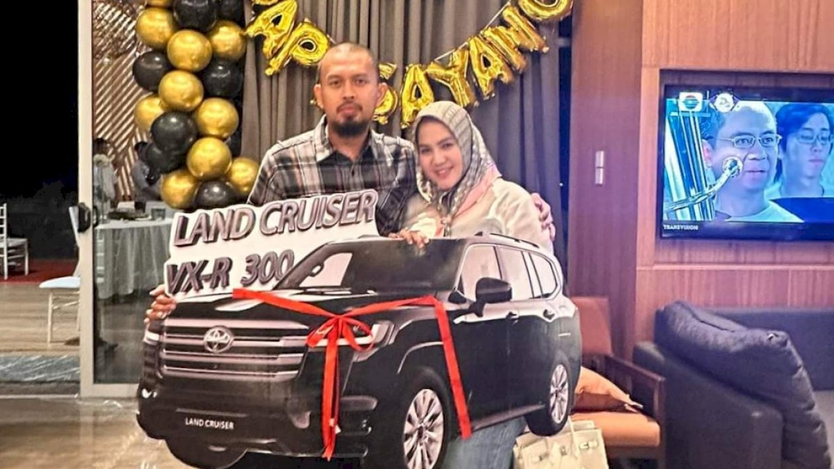 Fantastis! Putri Dakka Beri Hadiah Mobil ke Hendra Nganro Seharga Rp3,4 Miliar