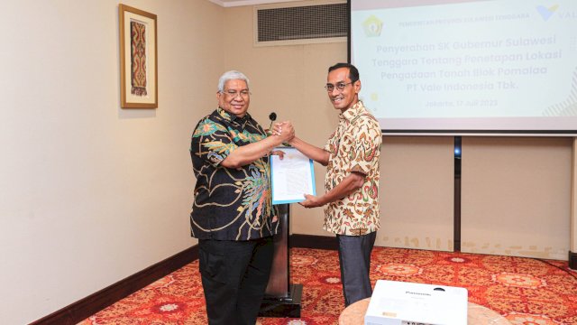 Gubernur Sultra serahkan SK penetapan lokasi kepada manajemen PT Vale (Foto: Istimewa)