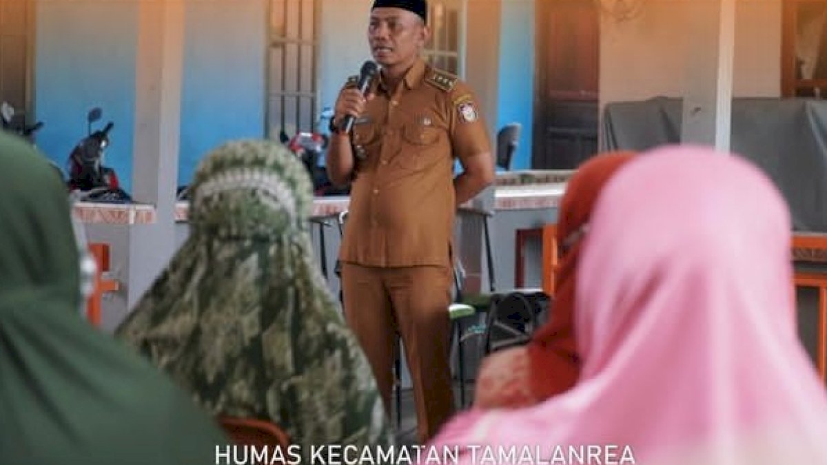 Camat Tamalanrea Serahkan Bantuan Beras di Lorong Wisata Fribourg Paraikatte