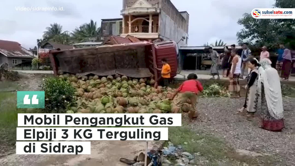 VIDEO: Mobil Pengangkut Gas Elpiji 3 KG Terguling di Sidrap