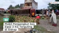 VIDEO: Mobil Pengangkut Gas Elpiji 3 KG Terguling di Sidrap