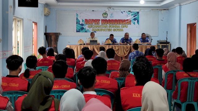 Pemerimaan mahasiswa KKN Temanik Infrastuktur PUPR Gowa Universitas Hasanuddin di Kantor Camat Somba Opu (Foto: Istimewa).