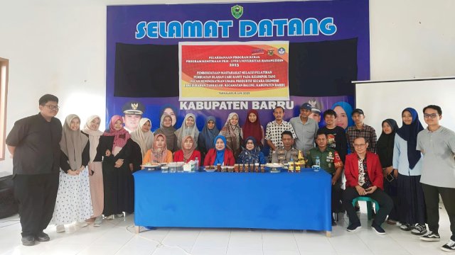 Tim peneliti dari Fakultas Ekonomi dan Bisnis (FEB) Unhas berfoto bersama warga dan aparat pemerintah setempat dalam Pemberdayaan Masyarakat Melalui Pelatihan Pembuatan Olahan Cabe Rawit di Kelurahan Takkalasi, Kecamatan Balusu, Kabupaten Barru (Foto: Istimewa)