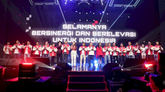 Komisaris Utama beserta Board of Commissioner Telkom, Direktur Utama beserta jajaran Board of Executive Telkom, Padi, Lyodra, dan Aura Kasih pada seremonial puncak perayaan HUT Telkom 58 di Digiland 2023 (Foto: Istimewa)
