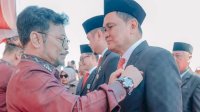 Menteri Pertanian Sematkan Tanda Kehormatan Satya Lancana Wira Karya kepada Bupati Barru