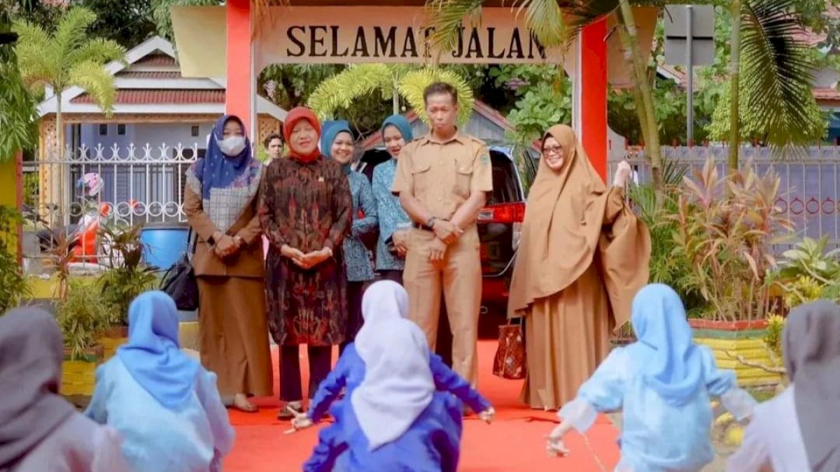Ketua TP PKK Barru Apresiasi La Sakka Tropy Excellent Student ke XI