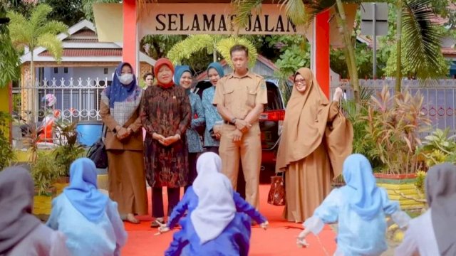 Ketua TP PKK Kabupaten Barru saat berkunjung ke SD Negeri 1 Barru (Foto: Istimewa)