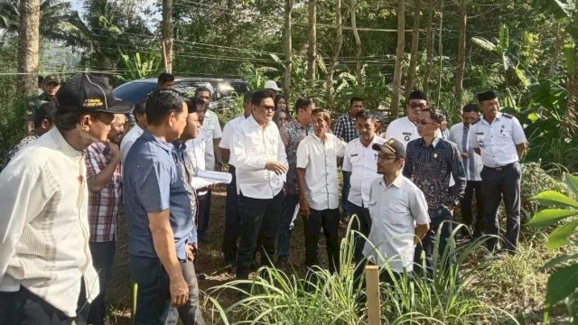 Bupati Barru Suardi Saleh tinjau lokasi pembangunan Jembatan Pesse (Foto: Istimewa)