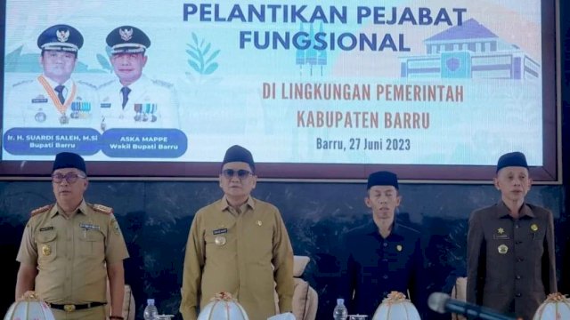 Bupati Barru Suardi Saleh lantik pejabat fungsional lingkup Pemkab Barru (Foto: Istimewa).